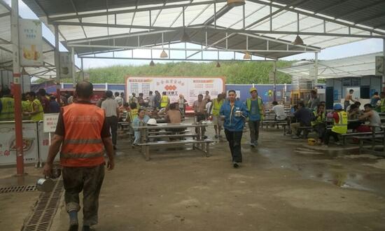 工地飯?zhí)贸邪? />
</p>
<p>
	每天做兩餐，20塊一天，一年除去節(jié)假日算300天，假設(shè)300個(gè)人一定會(huì)去吃飯，這樣你在這300個(gè)人中可以得到180萬(wàn)的總銷售額。這是一個(gè)總數(shù)，成本可根據(jù)自身情況，及當(dāng)?shù)夭少?gòu)物價(jià)，資金計(jì)算出大概，就知道有多少利潤(rùn)空間了。
</p>			</div>
			<!-- /content -->
			<div   id=